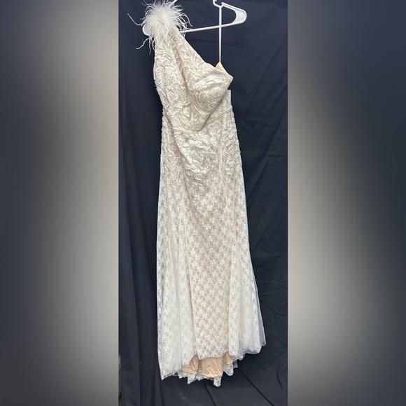 MAC DUGGAL 11317 NWT Lace Embellished Feathered One Shoulder Gown - Picture 5 of 9